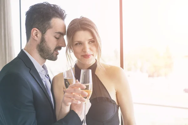 Elegante jonge paar juichen in het hotel suite — Stockfoto