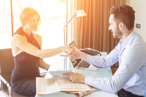 Man och kvinna att ge handslag på kontor — Stockfoto