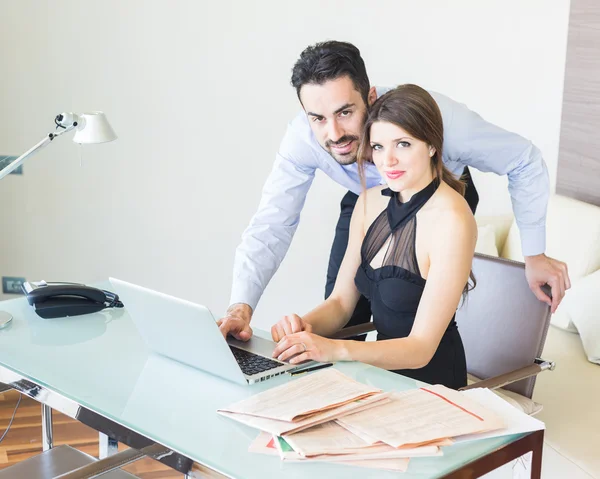 Geschäftspaar arbeitet im Büro — Stockfoto