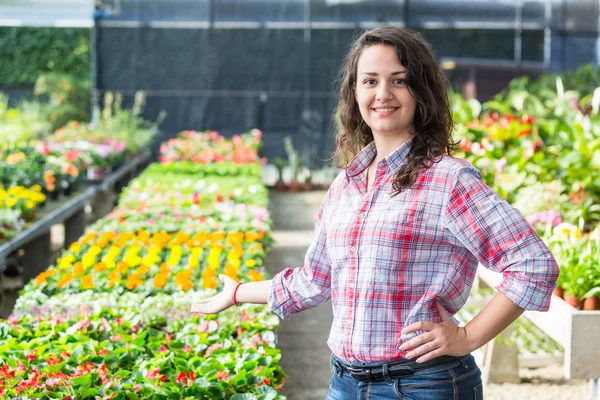 Jardineira Feminina Trabalhando no berçário — Fotografia de Stock