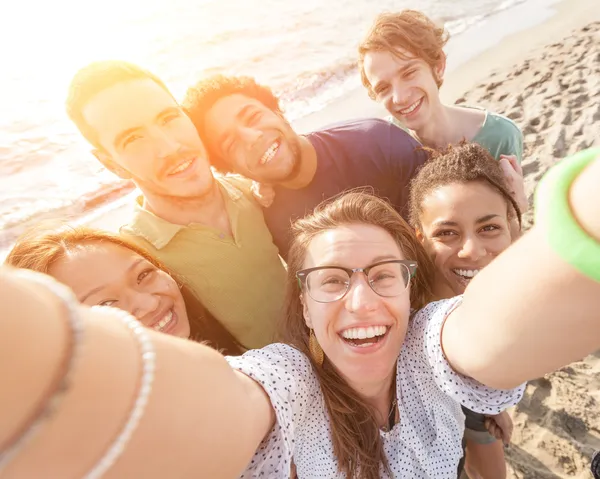 Gruppe von Freunden macht Selfie am Strand lizenzfreie Stockbilder