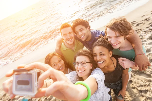 Kelompok Multirasial Teman Mengambil Selfie di Pantai Stok Lukisan  