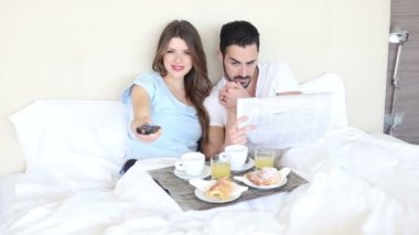 Çift otel odasında TV izliyor