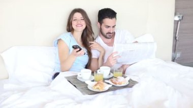 Çift otel odasında TV izliyor