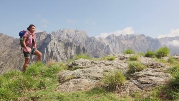 Mensen wandelen op top van berg — Stockvideo