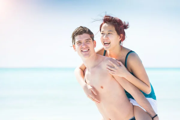 Man Giving a Piggyback Ride to His Girlfriend — Stock Photo, Image