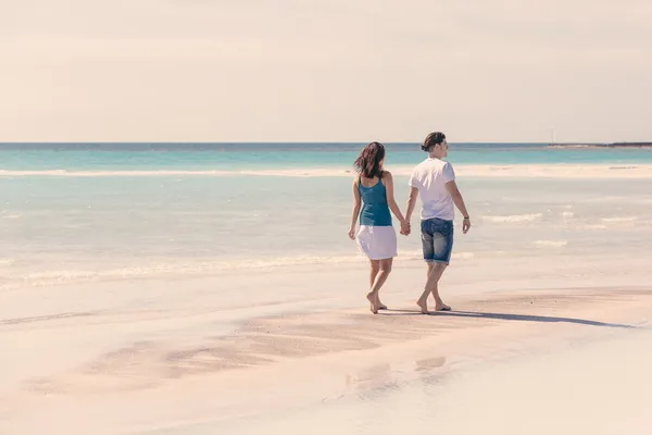 Młoda para spaceru na plaży — Zdjęcie stockowe