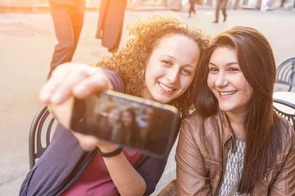 Meninas tomando Selfie sentado no bar — Fotografia de Stock