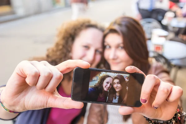 Meninas tomando Selfie sentado no bar — Fotografia de Stock