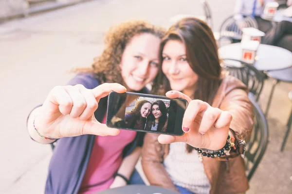 Tjejer tar selfie sitter vid baren — Stockfoto