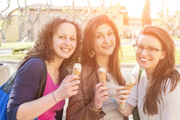 Les filles mangent de la crème glacée dans la ville — Photo