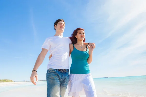Casal jovem caminhando em uma praia caribenha — Fotografia de Stock