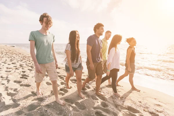 Multiracial grupp vänner gå på stranden — Stockfoto