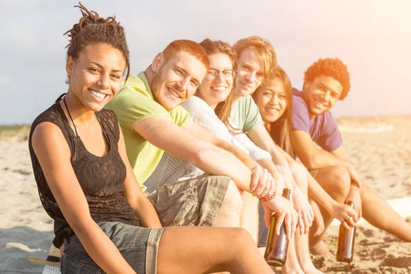 Multirassische Gruppe von Freunden am Strand — Stockfoto