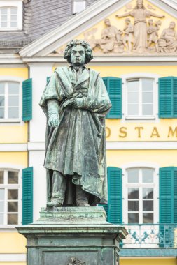 Beethoven heykel bonn ana postane önünde