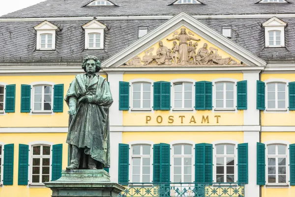 Estátua de Beethoven em frente aos Correios Principais de Bonn — Fotografia de Stock