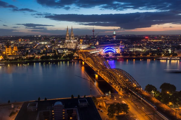 Flygfoto över Köln, Tyskland, på twilight — Stockfoto