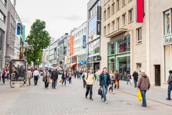 COLOGNE, ALEMANIA - 07 DE MAYO DE 2014: Calle comercial llena de gente en Colonia —  Fotos de Stock