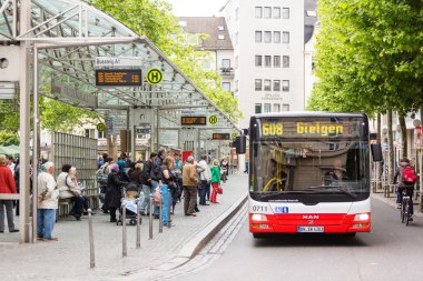 Bonn, Almanya - 6 Nisan 2014: otobüs otobüs durağında bekleyen insanlar