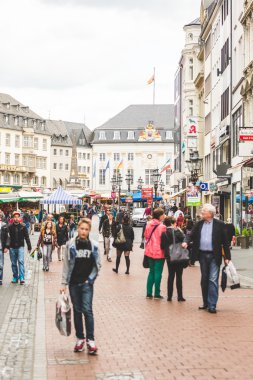 Bonn, Almanya - 6 Mayıs 2014: Standları ve insanlar Pazar Meydanı'nda