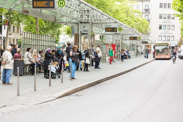 BONN, GERMANY - MAY 6, 2014: People waiting for the bus at bus stop — Stock Photo, Image