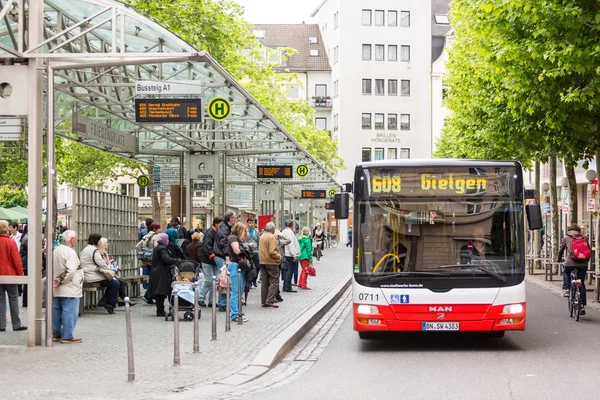Bonn, Tyskland - 6 maj, 2014: människor som väntar på bussen vid busshållplats — Stockfoto
