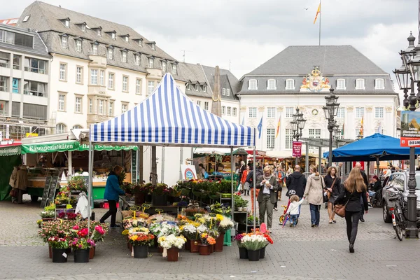 BONN, ALEMANHA - 6 de maio de 2014: Estandes e pessoas na Praça do Mercado — Fotografia de Stock