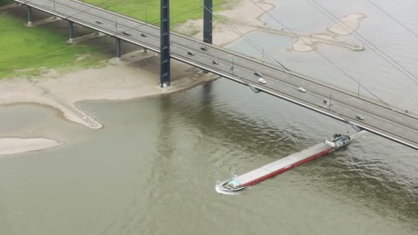 Lading barge op de Rijn in Düsseldorf — Stockvideo