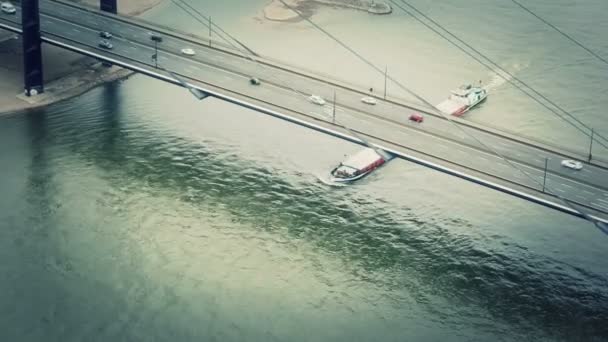 Грузовой барж на реке Рейн в Дюссельдорфе — стоковое видео