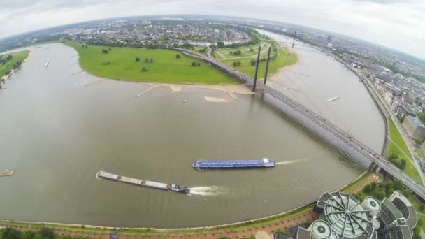 Грузовой барж на реке Рейн в Дюссельдорфе — стоковое видео