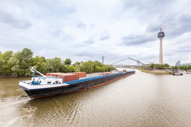 Ren Nehri Düsseldorf'teknede kargo