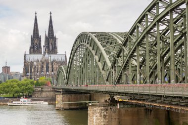 Köln Katedrali ve Hohenzollern Köprüsü