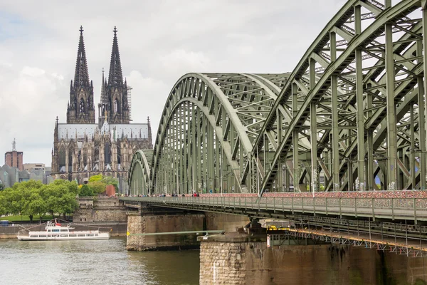 Kathedraal van Keulen en Hohenzollern-brug — Stockfoto