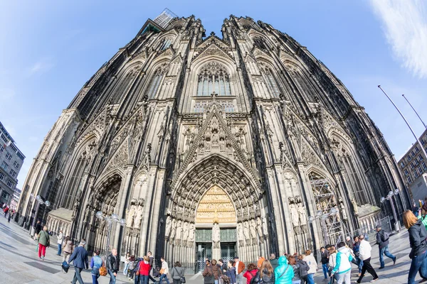 COLOGNE, ALLEMAGNE - 07 MAI 2014 : Touristes devant la cathédrale gothique — Photo