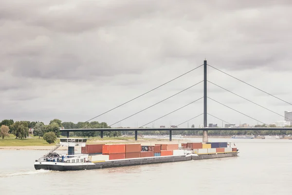 Barca de carga no rio Reno em Dusseldorf — Fotografia de Stock