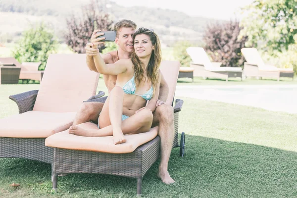 Giovane coppia in vacanza prendendo selfie — Foto Stock