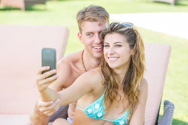 Giovane coppia in vacanza prendendo selfie — Stockfoto