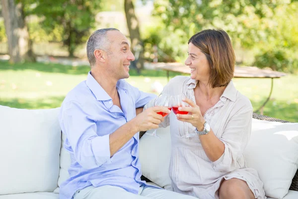 Couple mature ayant un apéritif en plein air — Photo