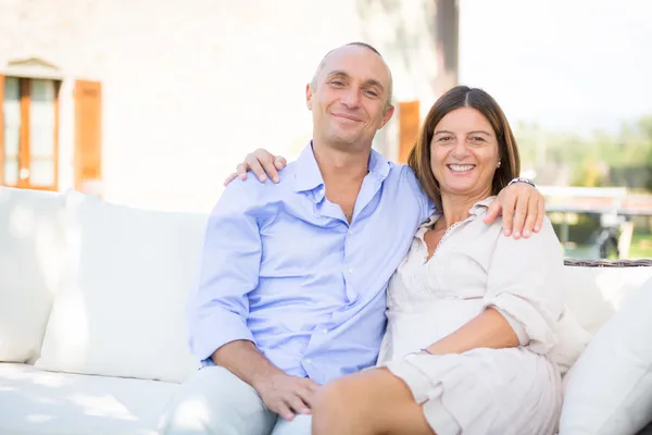 Casal adulto bonito abraçado ao ar livre — Fotografia de Stock