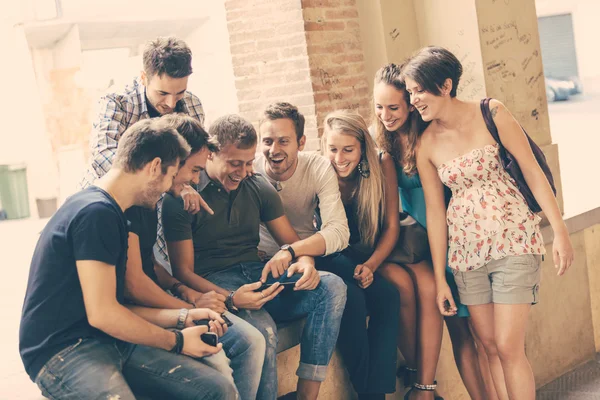 Groep vrienden met digitale tablet — Stockfoto