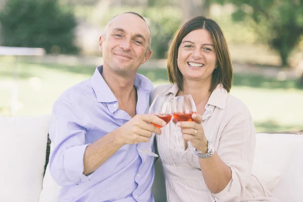 Starší pár s aperitivem venkovní — Stock fotografie