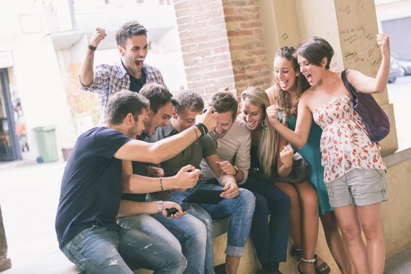 Grupo de amigos com tablet digital — Fotografia de Stock