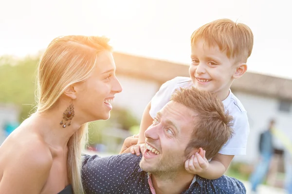 Gelukkige familie buiten — Stockfoto