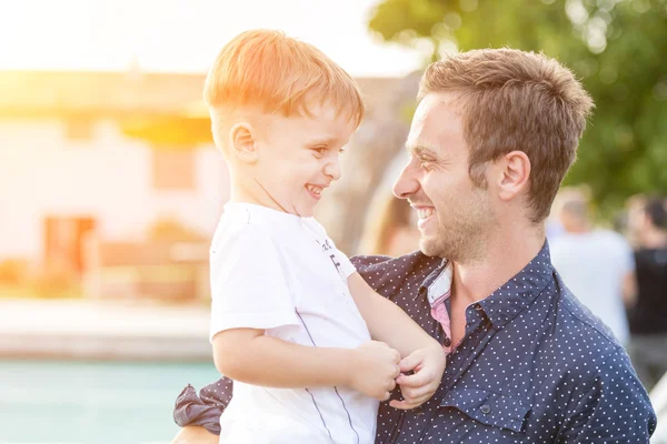 Vater spielt mit seinem Sohn — Stockfoto