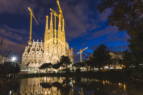 La Sagrada familia i barcelona på natten — Stockfoto