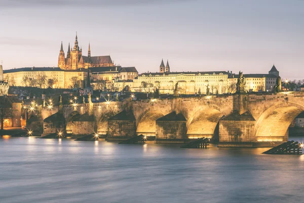 Pont et château Charles à Prague au crépuscule — Photo