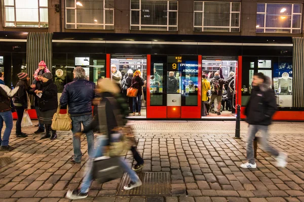 Prague, Tsjechië - maart 16,2013: mensen bij tram stoppen met volgende — Stockfoto