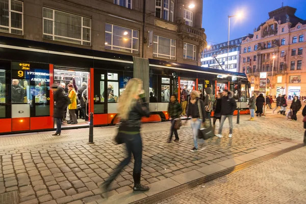 Praha, Česká republika - březen 16,2013: lidi na tramvaj zastavit další — Stock fotografie