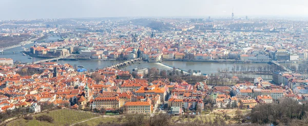 Vista panorámica de Praga, Puente de Carlos y Vltava — Foto de Stock