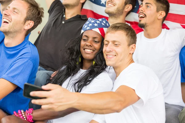Američtí zastánci s selfie na stadionu — Stock fotografie
